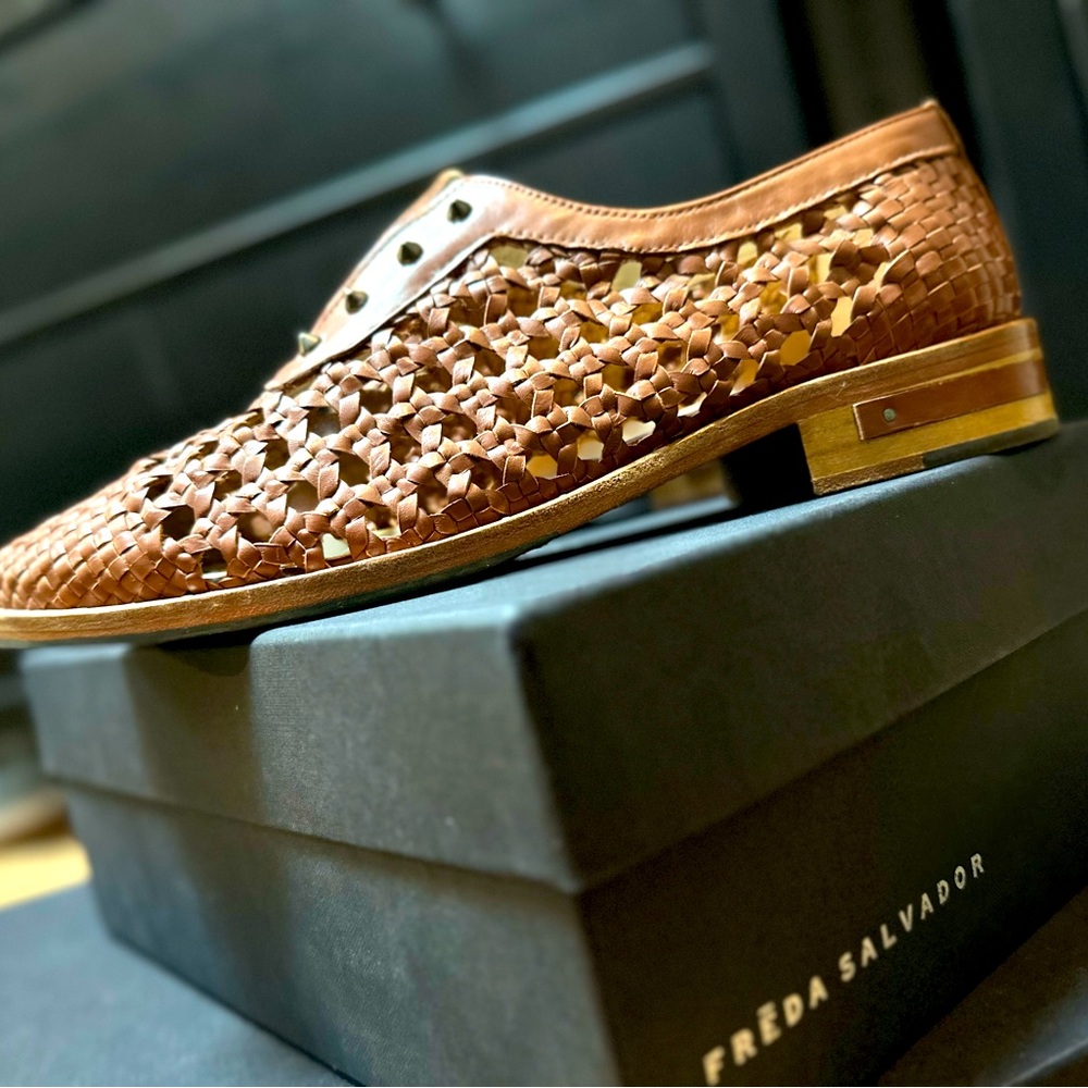 Sold out Freda Salvador woven oxford 7.5